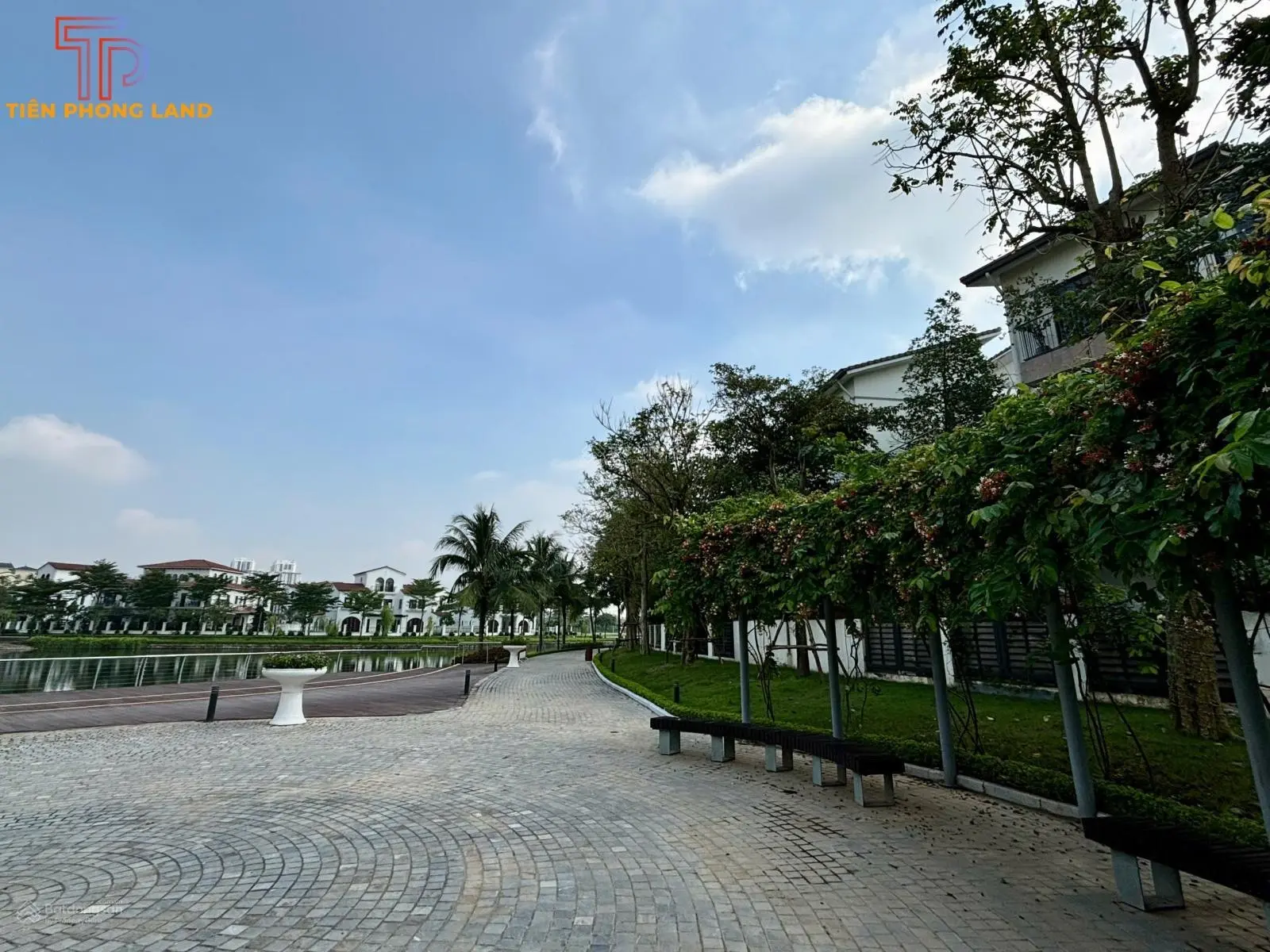 Bán nhà biệt thự đẹp mặt hồ tại vinhomes thăng long