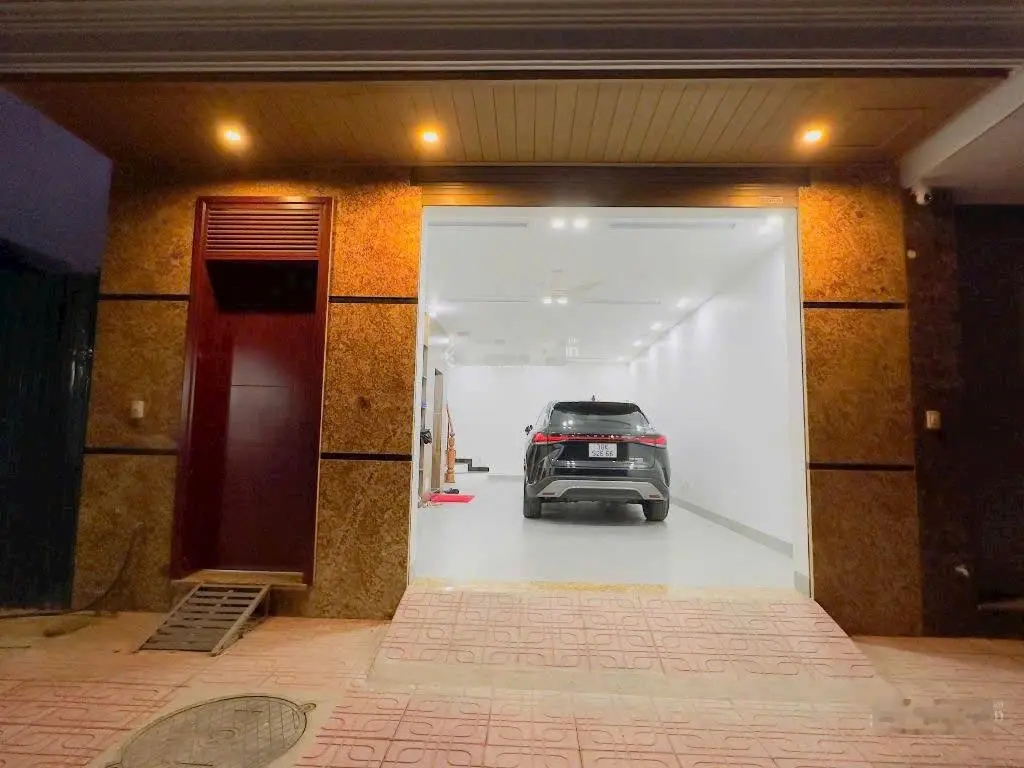 Bán nhà phân lô ô tô tránh phố trạm long biên 63mx6tầng mt 6m gara 2 ô tô kinh doanh giá 22tỷ