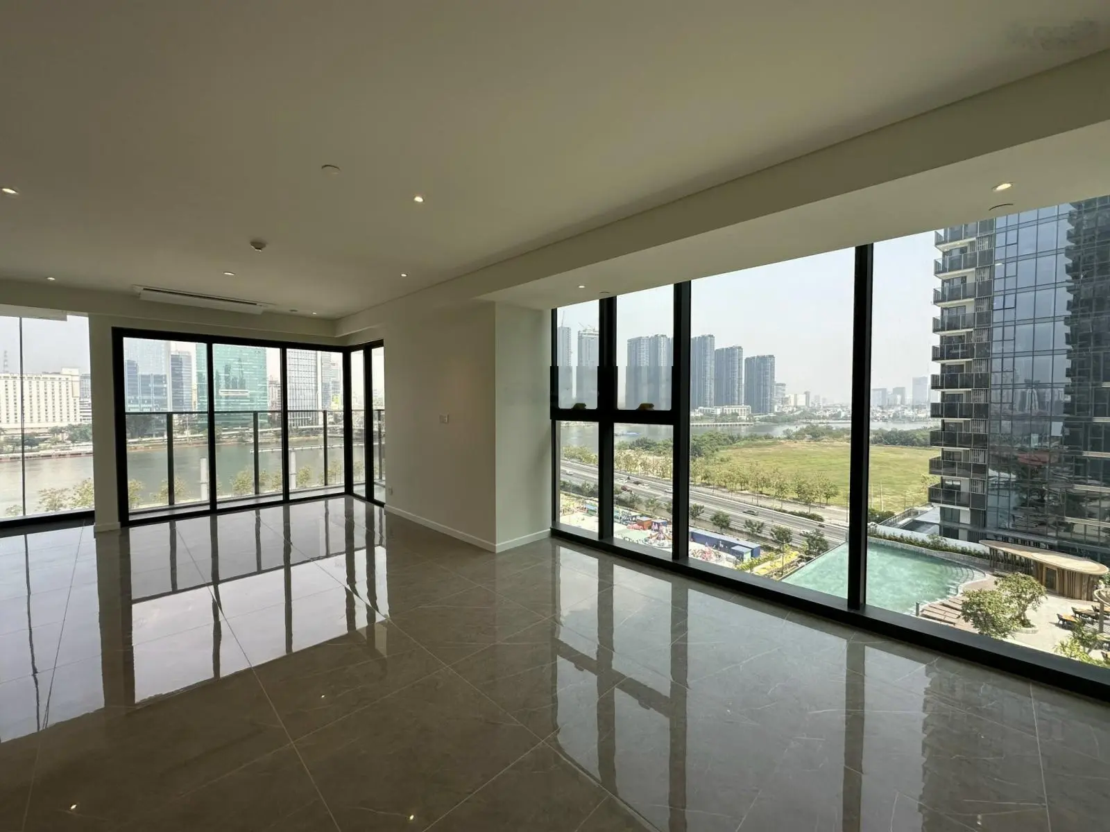 Băn góc, 3PN, thang máy riêng, tầng cao, view trực diện sông & Q1, giá 52 tỷ