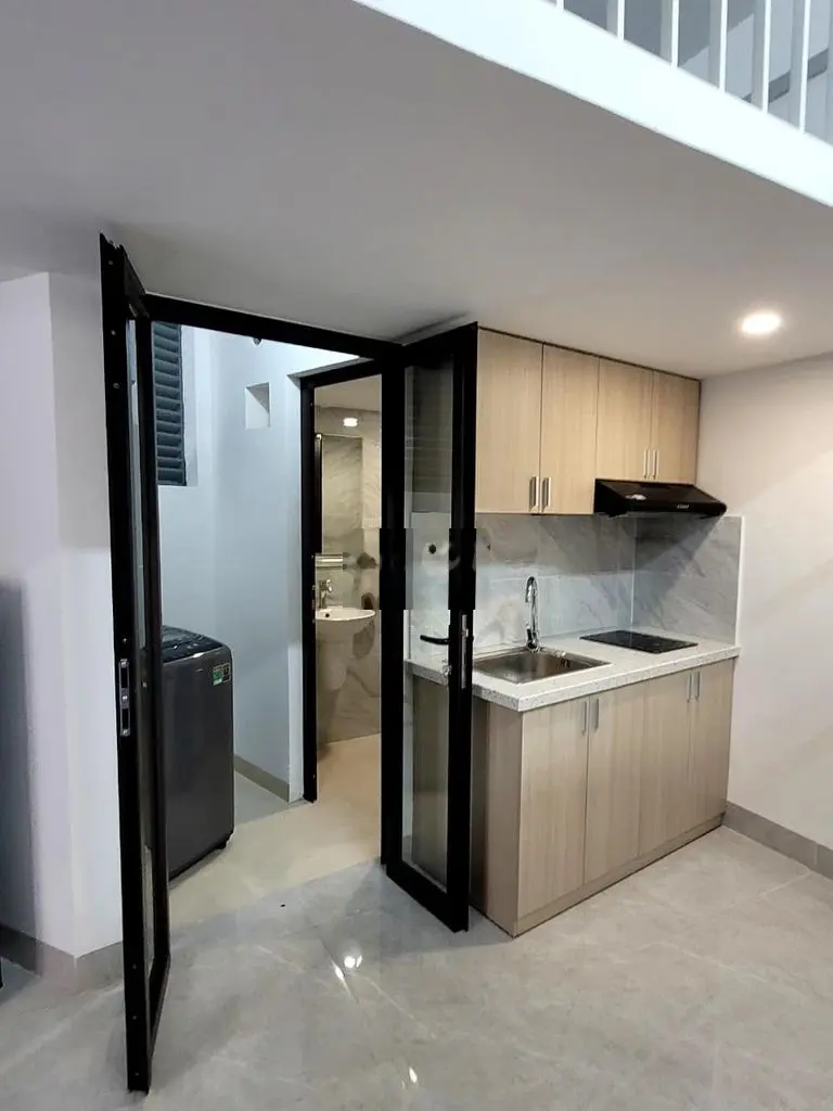 Gà đẻ trứng vàng. Cần bán nhà phố Lạc Long Quân 146m2,8T, 33P khép kín