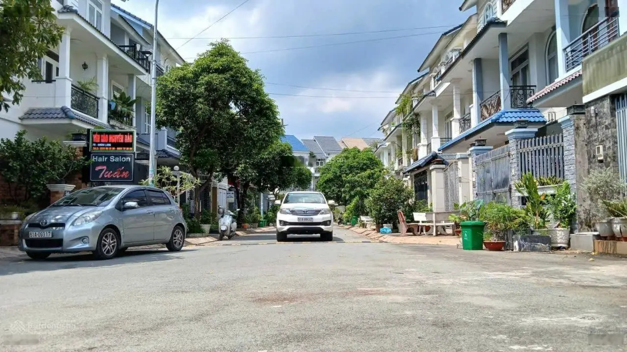 Bán biệt thự 4 tầng, gần Vincom Lê Văn Việt, ngay ngã tư Thủ Đức, giá 9 tỷ còn thương lượng.