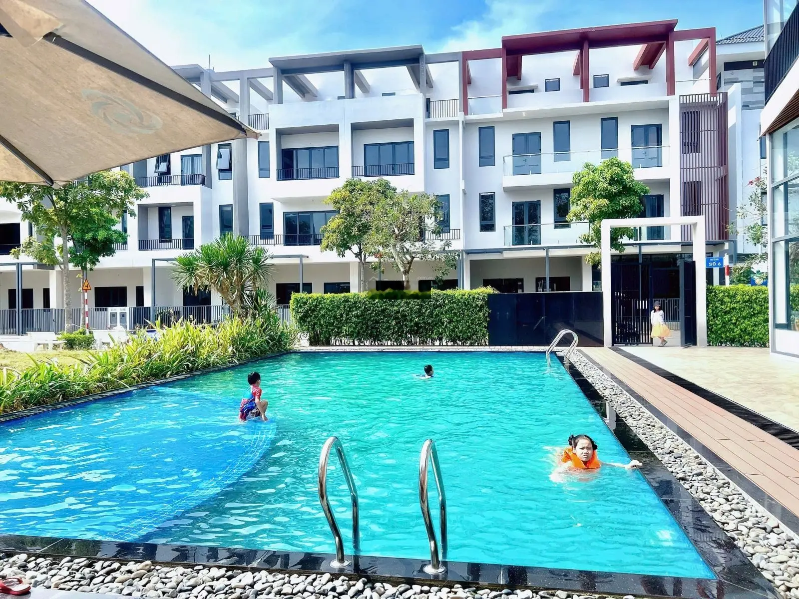 Bán Biệt Thự 4 tầng 321m ngay Thị Trấn Bến Lức, Giá 11.5 tỷ. Cho Thuê 45tr/Tháng