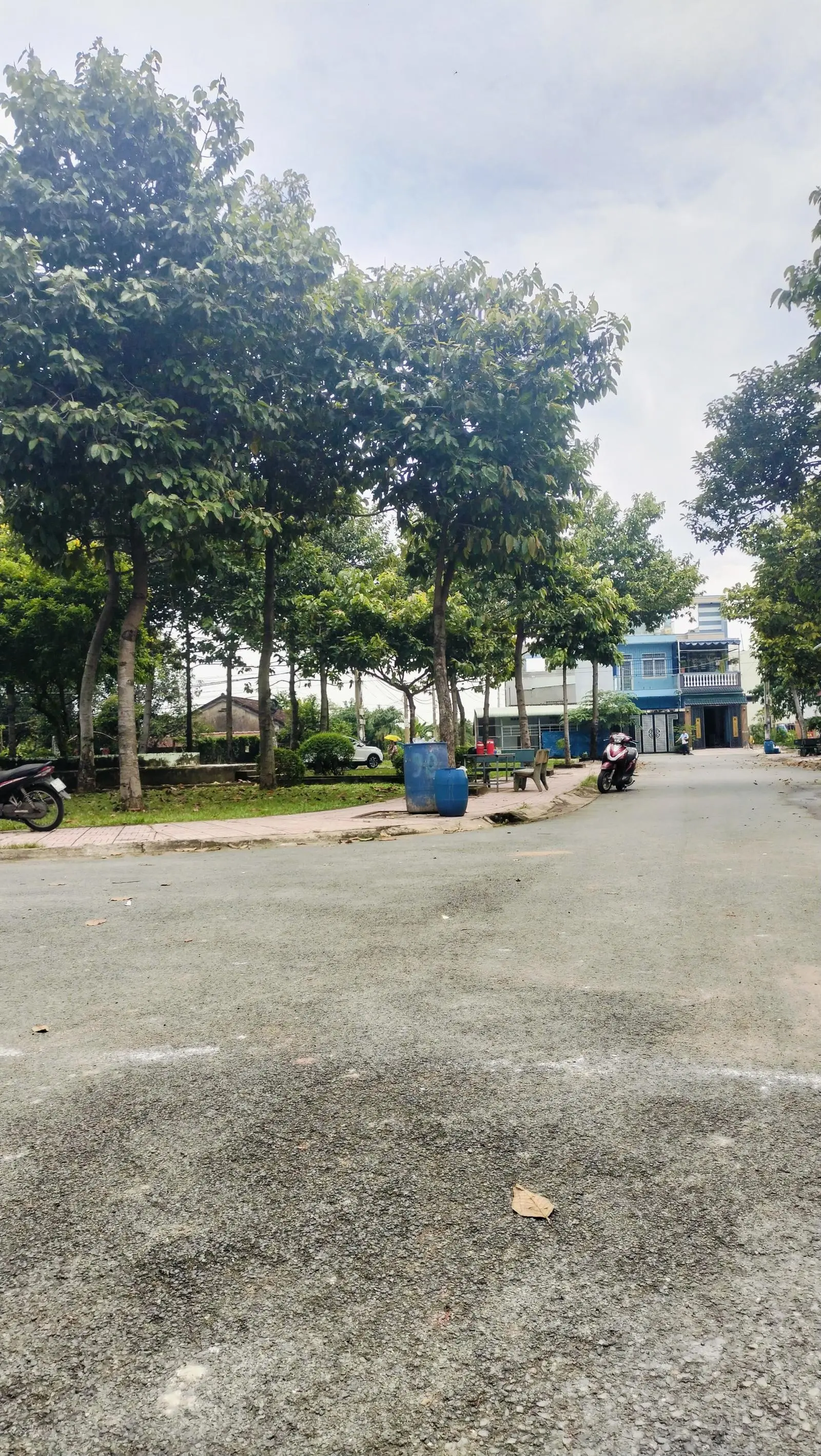 Nhà gần tân bình. Dĩ an. Sân xe hơi. Đường nhựa. Hỗ trợ ngân hàng