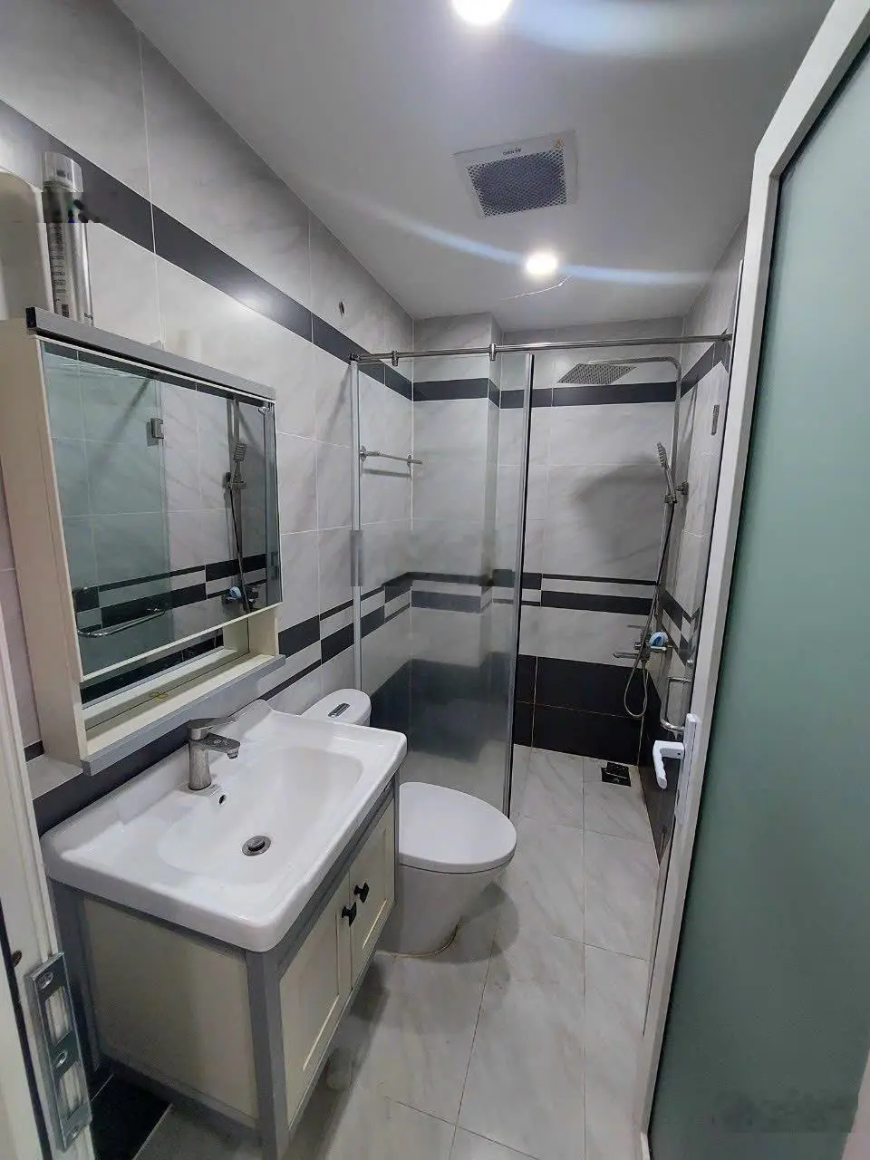 Bán nhà 3 tầng hẻm xe tải Linh Đông, Thủ Đức, sổ hồng riêng, hoàn công đủ giá chỉ 6,2 tỷ