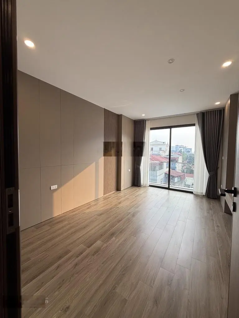 Việt Hưng - 5 tầng - 5, 7 tỷ lô góc - thoáng - siêu đẹp ô tô tránh dừng đỗ ngay cổng - sân riêng