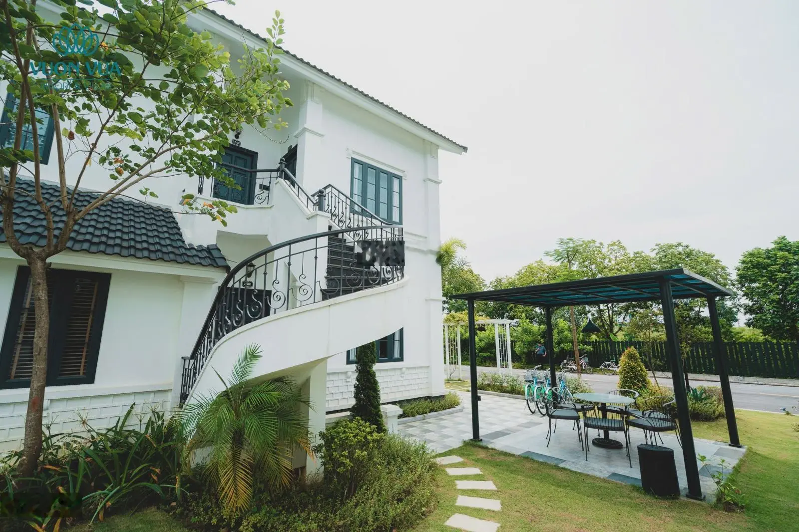 Bán Biệt thự Vườn vua Resort - Sẵn sổ - Oto đỗ cửa - khai thác dòng tiền 100tr/tháng