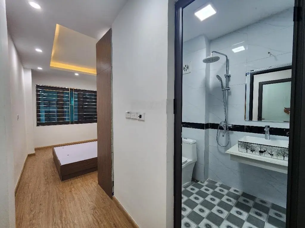 Bán nhà Hoàng Mai, 15m ô tô chạy, 80m bãi gửi ô tô, ngõ thông, 5.5 tầng, 32m2, hơn 4 tỷ