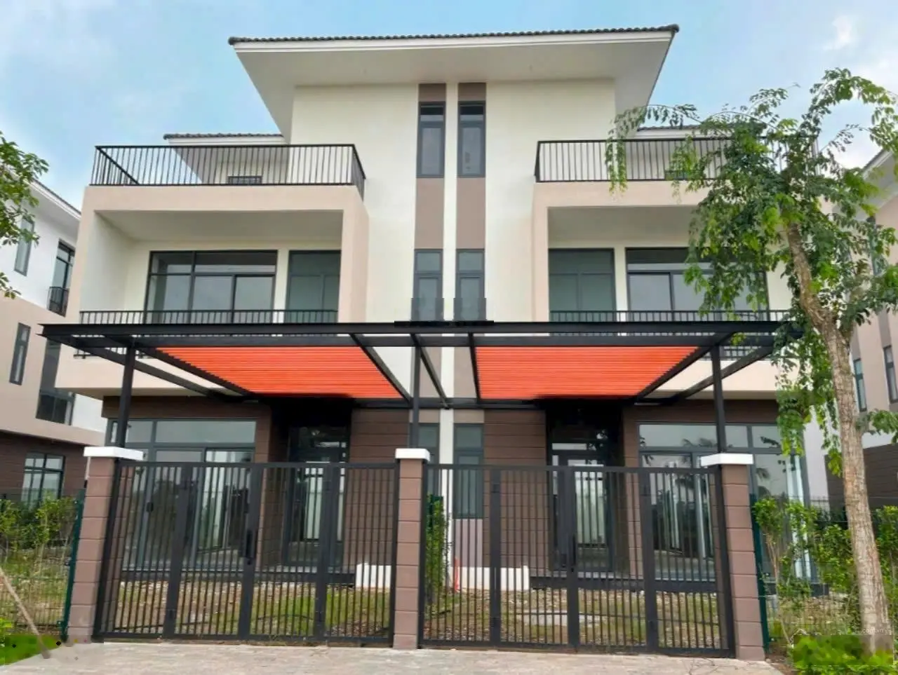 Biệt Thự Song Lập DT 10x20 xây 1 trệt 2 lầu giá 4,8 TỶ Vị Trí Đẹp
