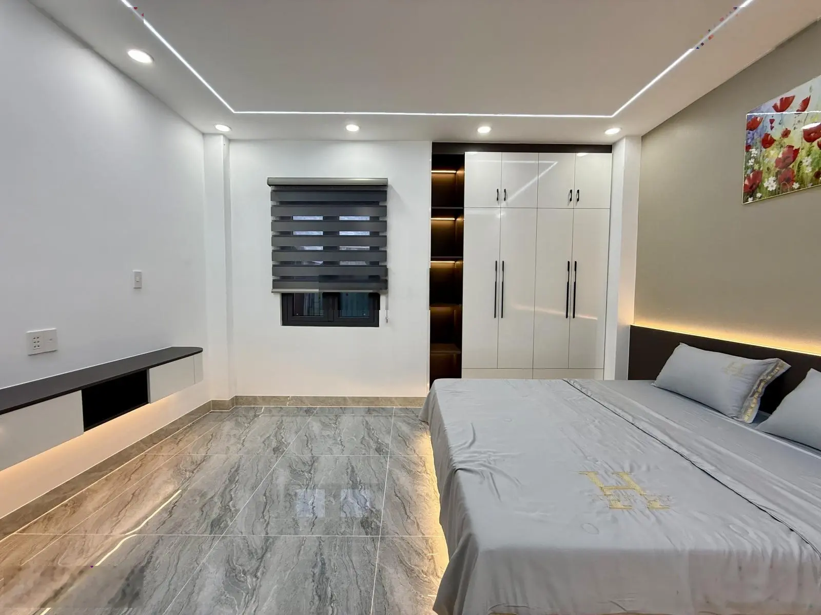 Nhà đường thông Nguyễn Ảnh Thủ, Ngay ngã 3 Đông Quang, DT:4,5x14M, Lửng, 3 Lầu, 4PN, 5VS,Gara ô tô,