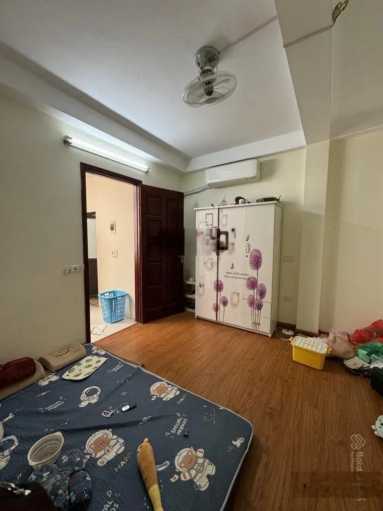 Bán nhà Văn Hương, ngõ to ba gác. Dt 27/30m2 4 tầng mt 3.8m. Chào 5.5 tỷ còn TL. Nói k với tin ảo