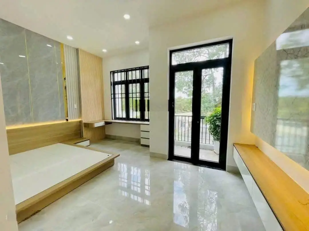 Bán nhà sổ riêng đã hoàn công. Nhà mặt phố nằm trong khu dân cư vị trí trung tâm phường Bình Chuẩn