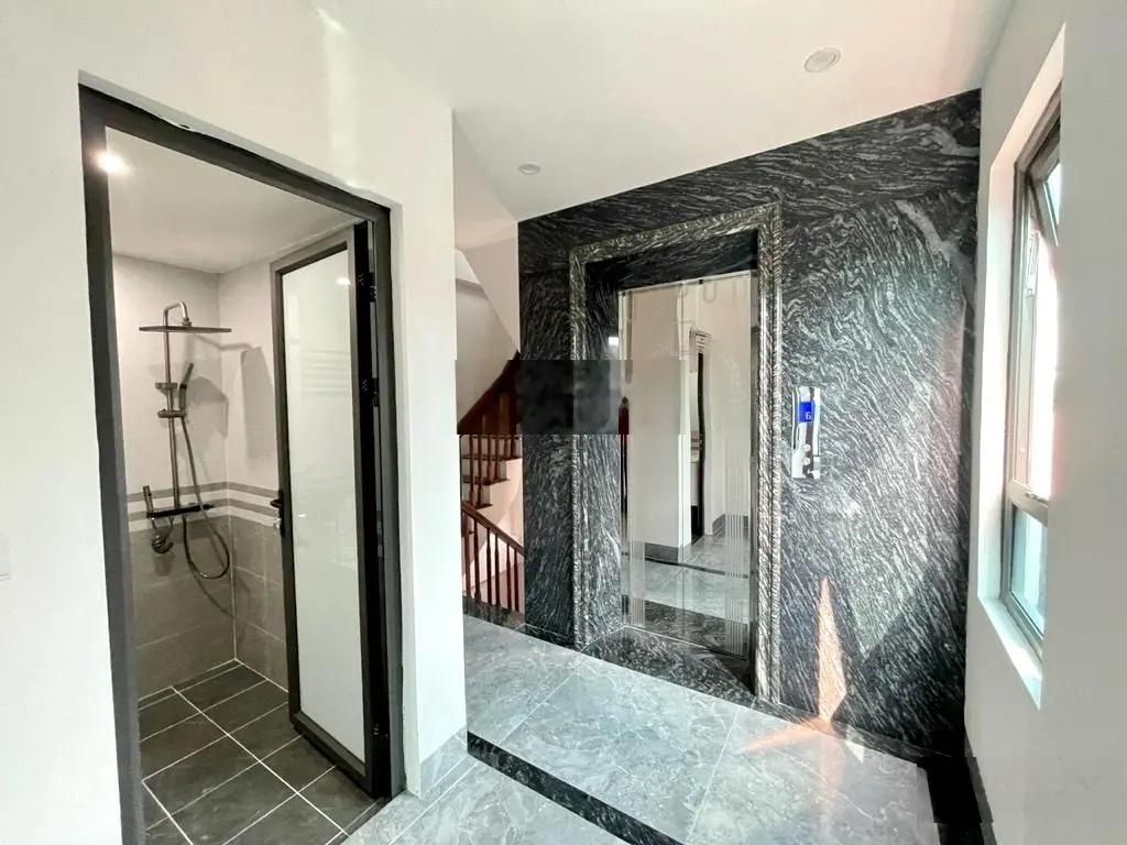 Nhà đẹp Phố Trạm 46m2 ,7 tầng gara ô tô thang máy kinh doanh ở ngay