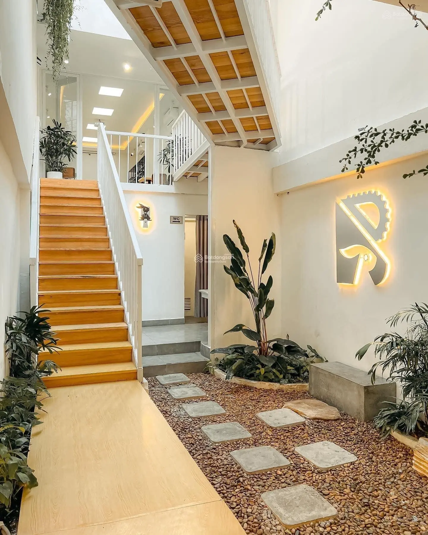 Bán gấp MT Cộng Hòa, P. 12, Q. Tân Bình DT (8.6 x 21m) kết cấu: 4 tầng HĐT 165 tr - giá 46 tỷ TL