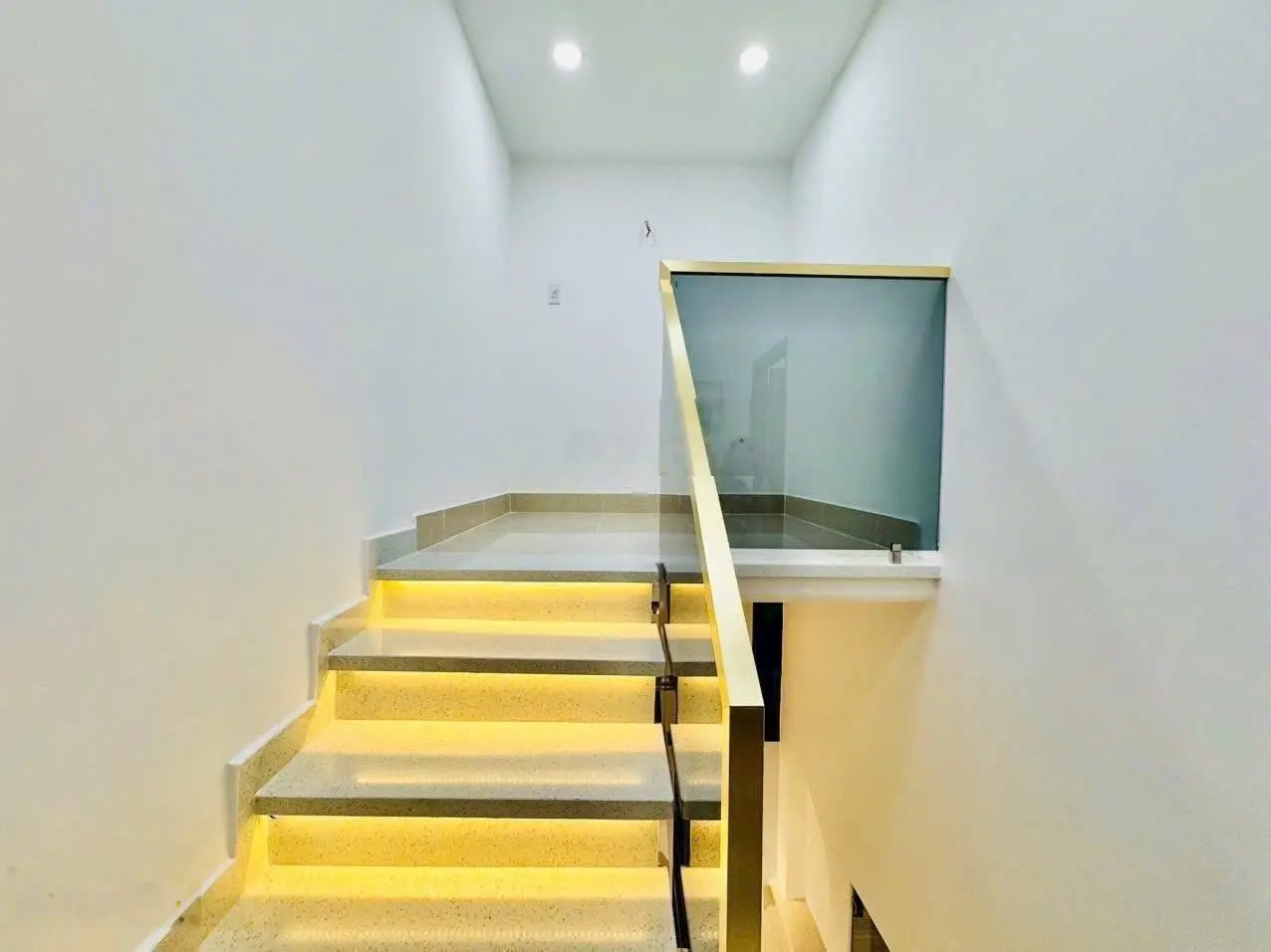 Bán nhà riêng tại Đất Thánh, 3,48 tỷ, 60m2, 4PN, 3WC, đẹp, nhiều tiện ích