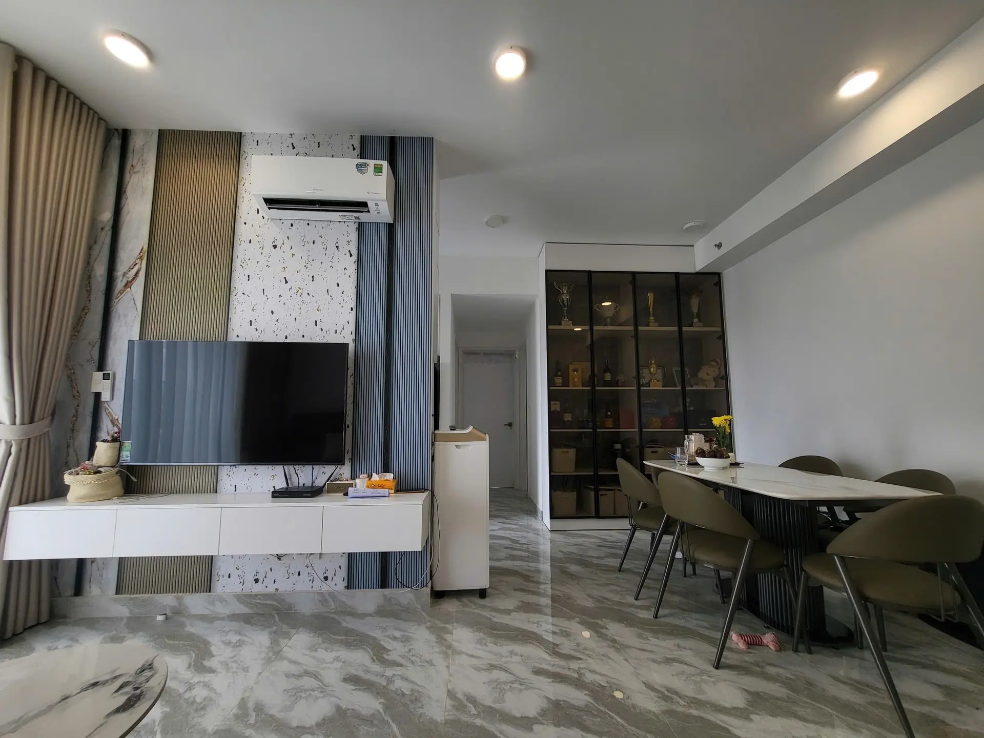 Căn góc tầng cao nhất 2PN 2WC diện tích 70m2 mới thiết kế tone trắng nâu, full NT sang trọng
