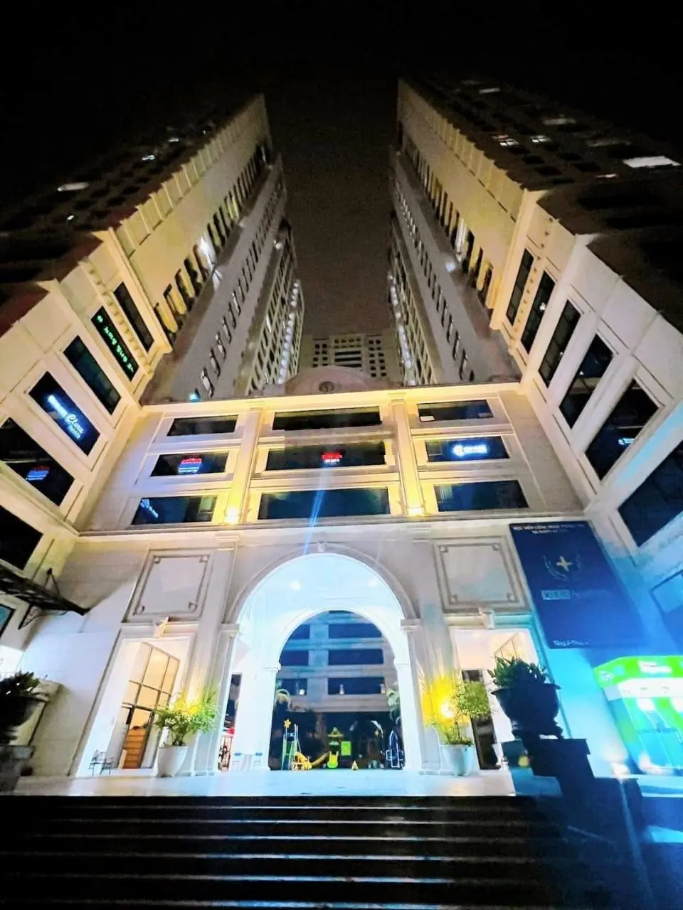 Chủ nhà gửi bán căn hộ 2PN, DT; 75m2, ban công ĐN. Center Point, giá; 4.850 tỷ, LH 0966 120 ***