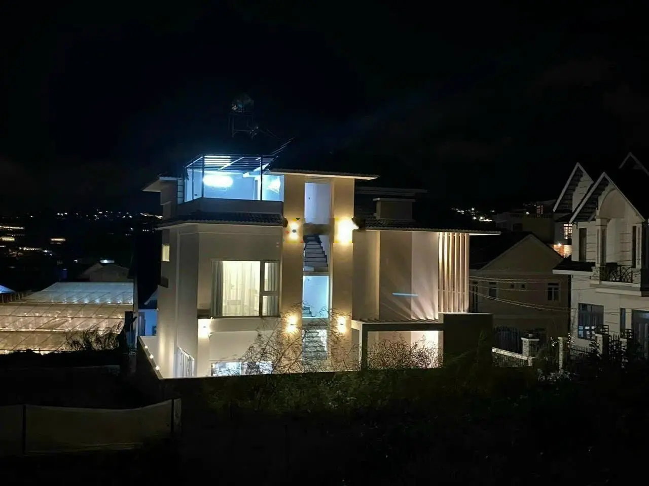 Bán Villa Nam Hồ thiết kế hiện đại 200m2, nội thất cao cấp giá 11 tỷ thương lượng