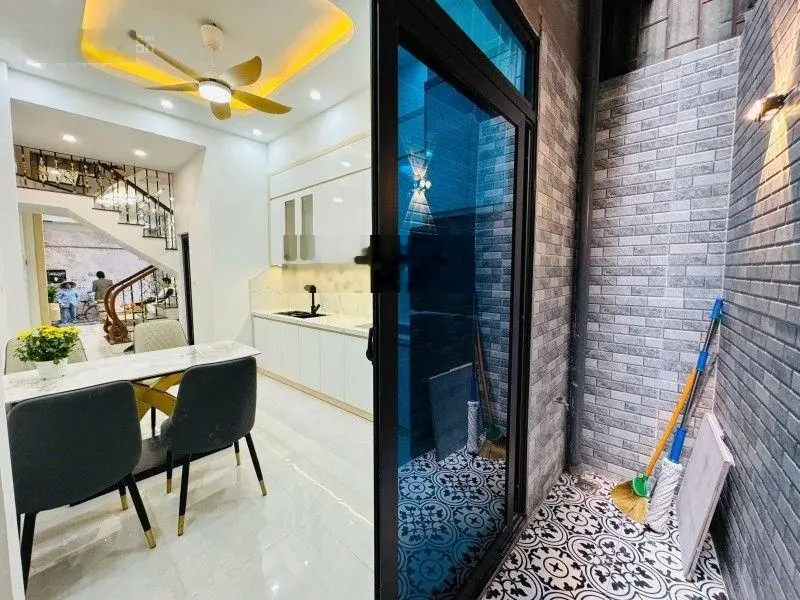Chính chủ tôi kẹt tiền cần bán gấp njaf nguyên hồng đống đa dt 43m 4 tầng 4 ngủ đủ công năng $ 9 tỷ