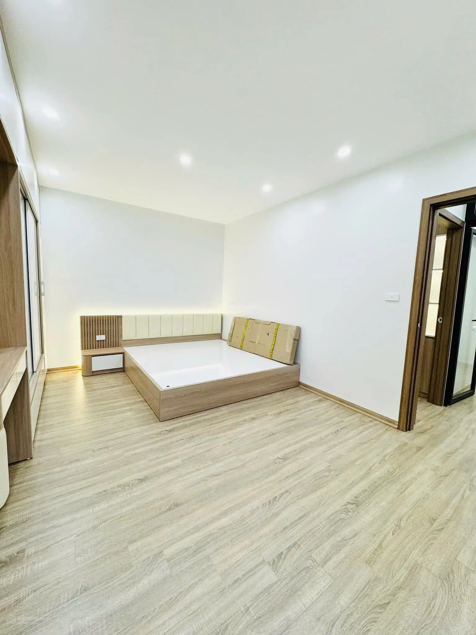 Bán căn 2 ngủ 60m2 sổ đỏ chính chủ tại tòa VP5 Linh Đàm - Hoàng Mai - Hà Nội. Giá cực tốt