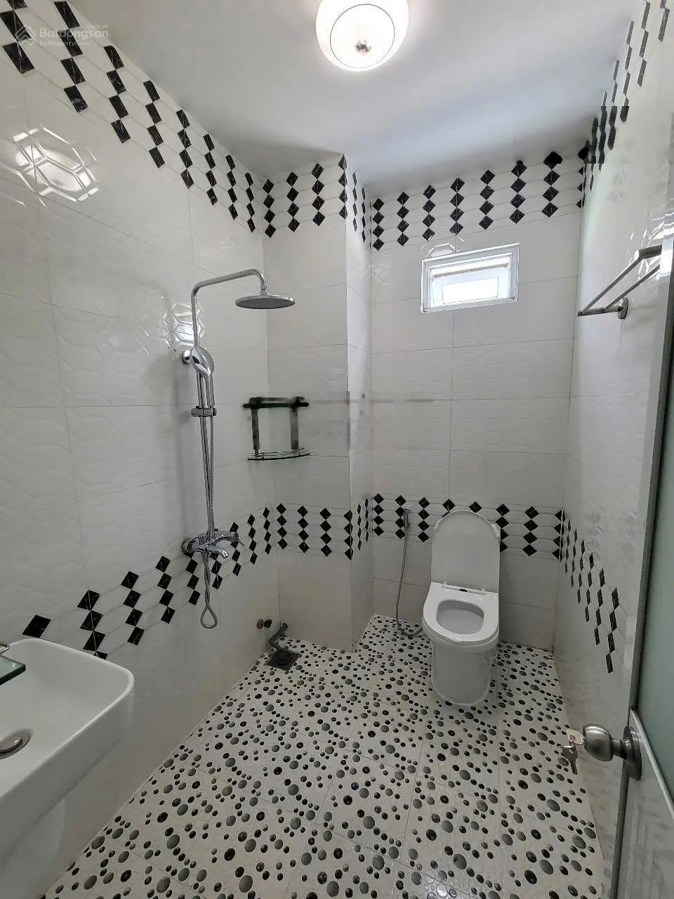 Chính chủ cần bán trệt 3 lầu & nhà cấp 4 MT Cây Da Xề, Đông Hòa, TP Dĩ An. DT 150.4m2 đường 10m