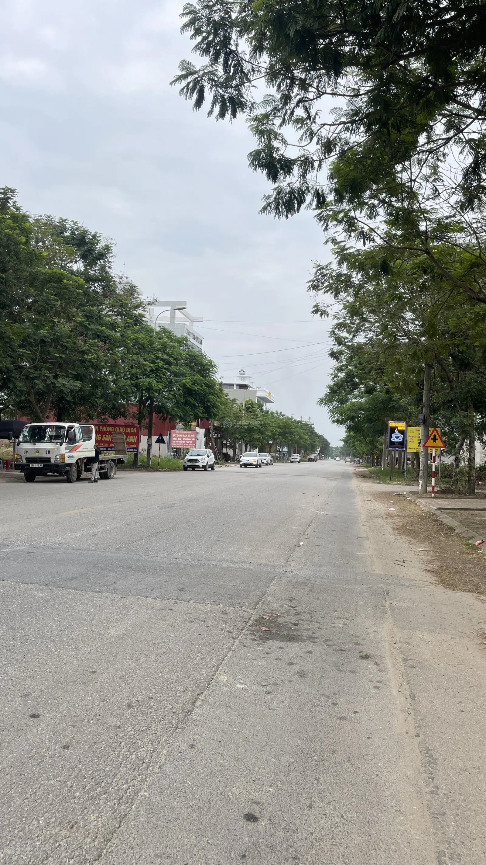 Chính Chủ Bán lô đất 355 m2 trục chính kinh doanh ,nằm sát trường đại học tài chính ngân hàng.