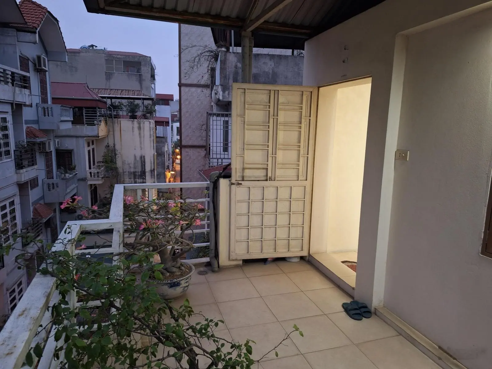 Hiếm! Dân xây! Ngõ thông ô tô 7 chỗ, 3 nhà ra phố Hồng Tiến Bồ Đề, 45m2 xây 4 tầng full nội thất