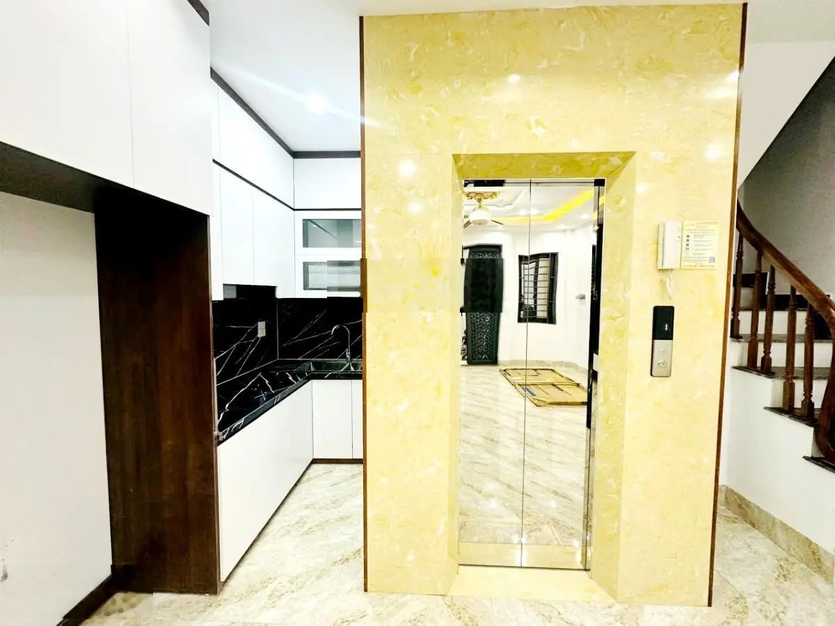 Tứ liên 37m 5 tầng xây mới thang máy thông sàn 2 mặt thoáng trước sau mặt tiền 4.8m sổ đỏ vuông