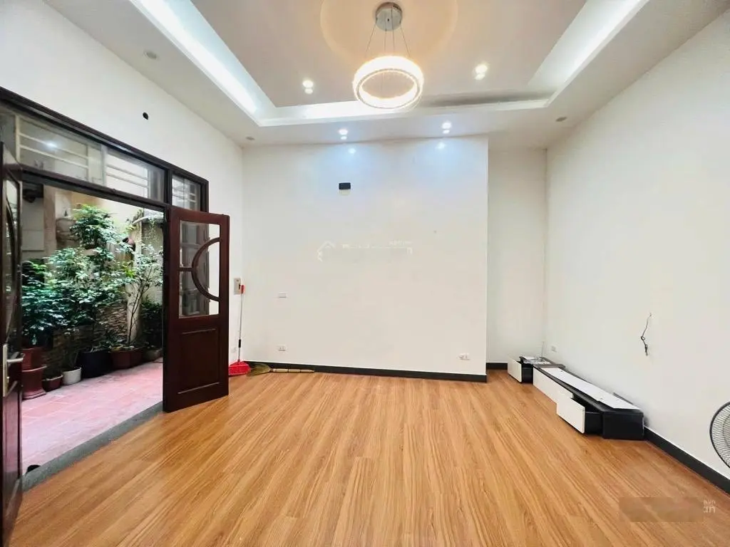 Bán nhà dịch vọng cầu giấy - sát phố - ngõ ba gác- nhà dân xây - móng thêm tầng thoải mái