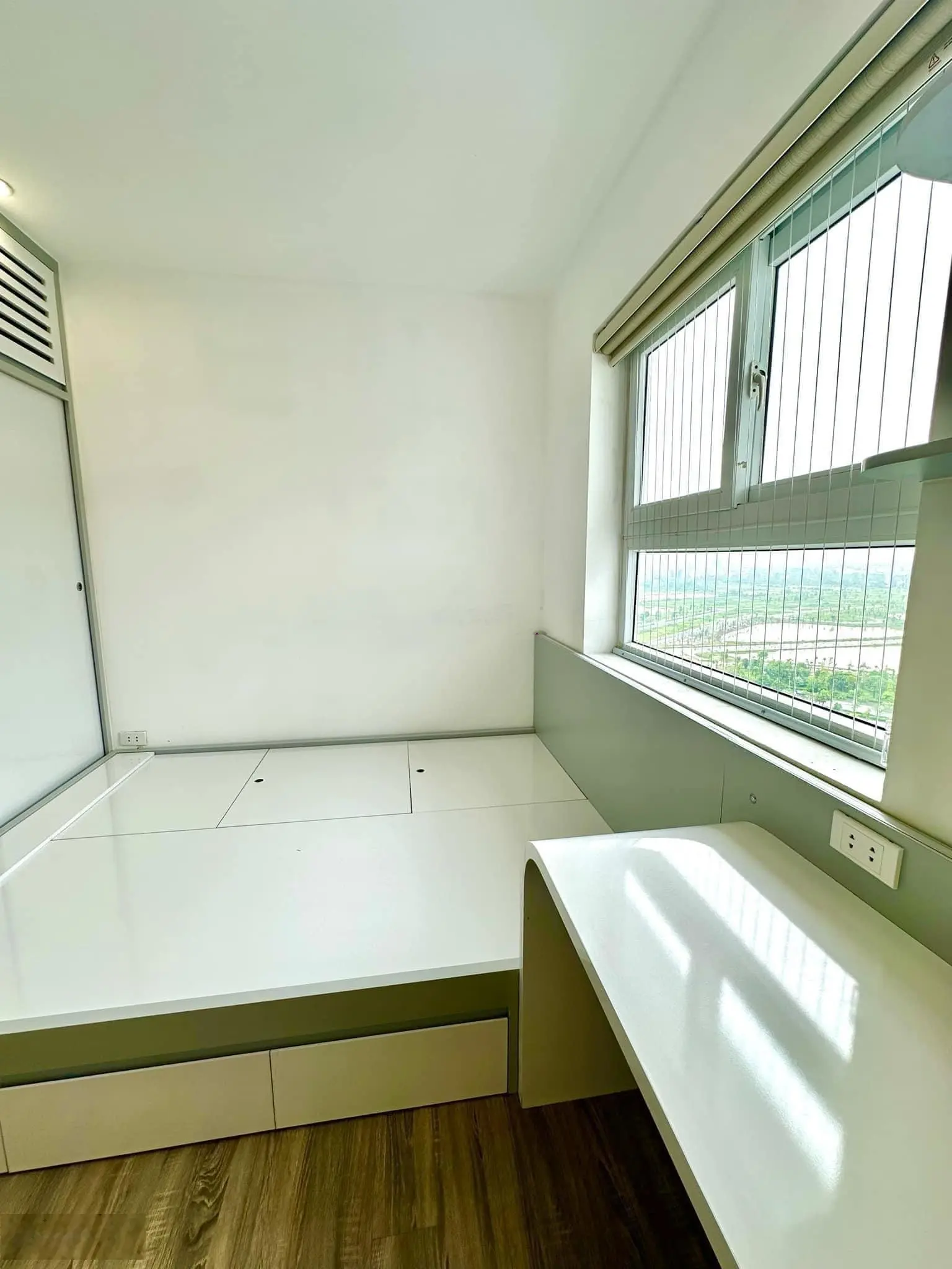 Chính chủ bán căn hộ ban công view hồ 77m2 đủ nội thất cực thoáng mát giá nhỉnh 2 tỷ