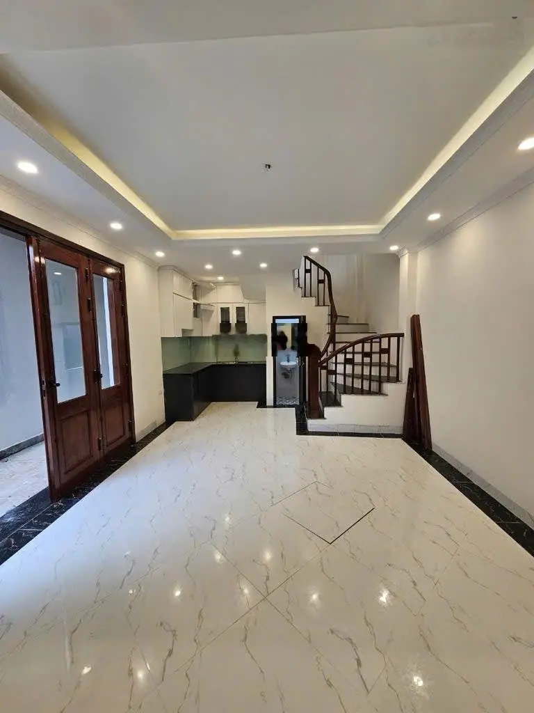 Bán nhà đẹp 6 tầng 35m2 phố Chu Huy Mân giá chỉ 4.9 tỷ