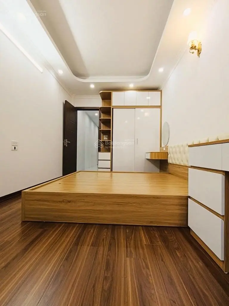 Bán nhà Phố Trạm, Long Biên full nội thất 45m2x5T giá nhỉnh 6tỷ(ô chờ thang máy)