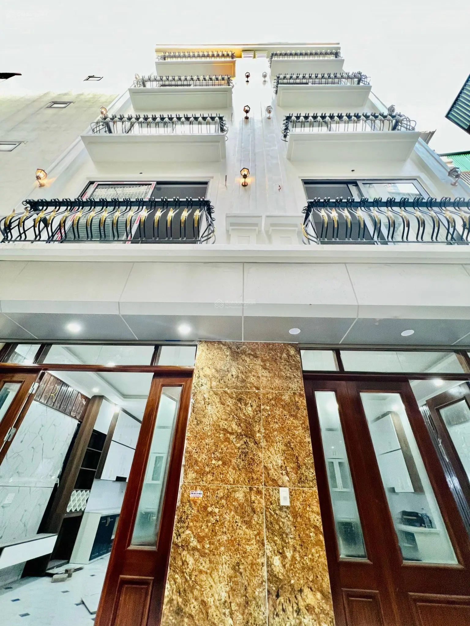 Bán nhà Phố Đại La Cách 2 Nhà Ra Phố Trước Nhà Rộng 5M ngay Ngã Tư Vọng Lô Góc 5 Tầng Xây Mới