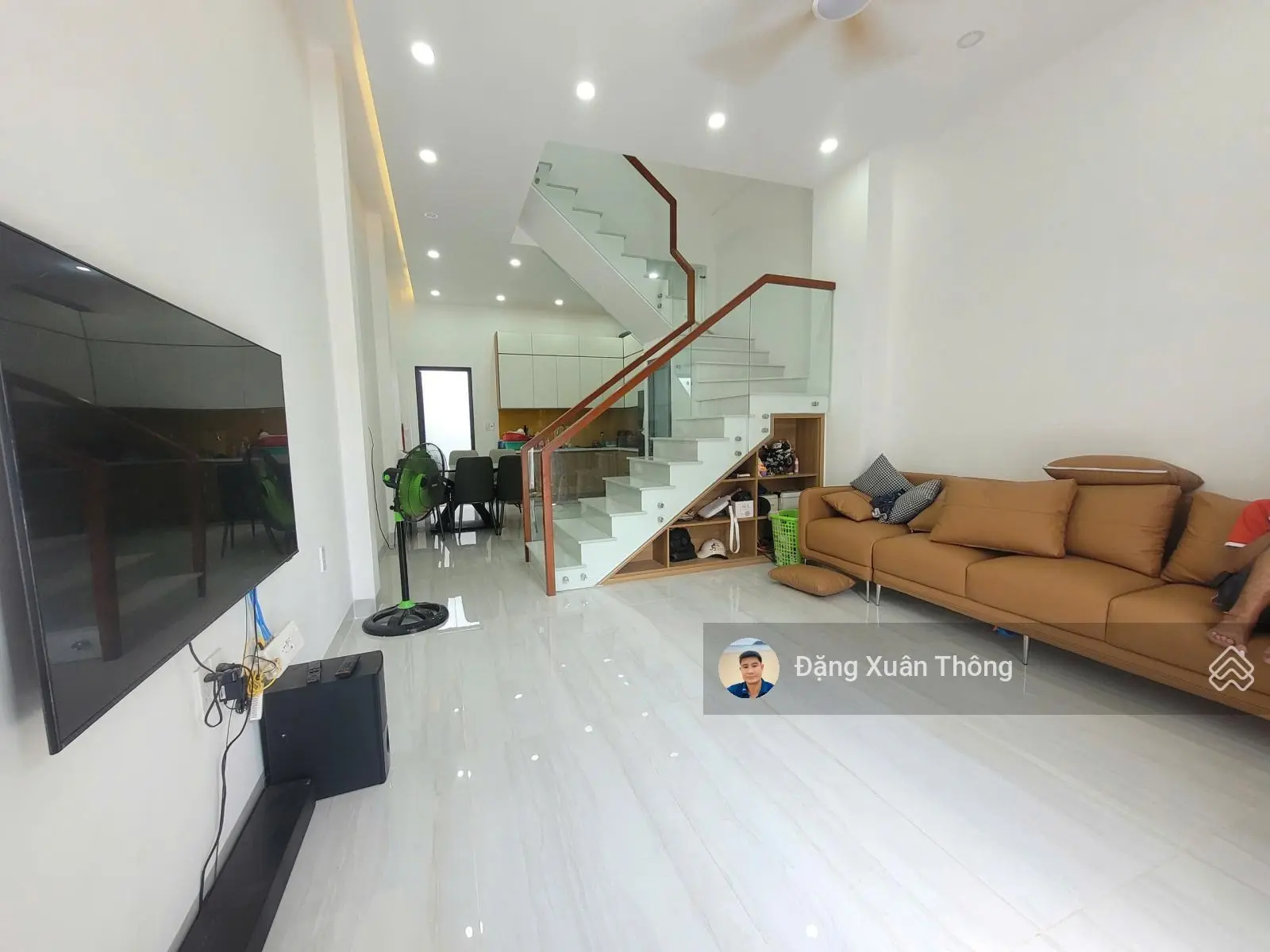 Nhà 1 trệt 2 lầu hiện đại gần Vin Quận 9, vào ở ngay, giá 5,3 tỷ, đường 10m vỉa hè rộng, văn minh