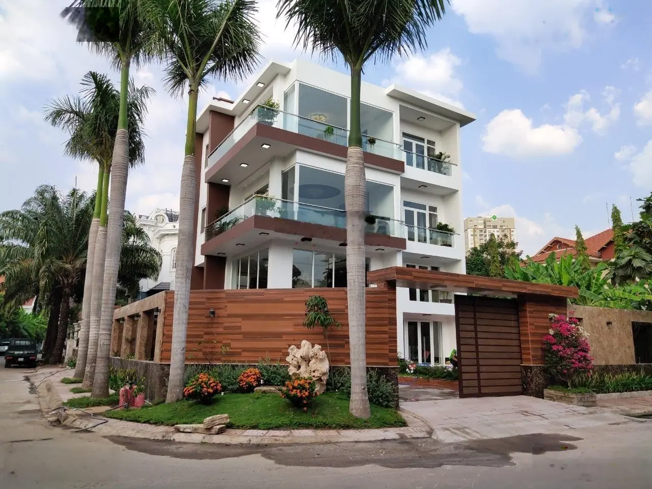 Bán biệt thự đẹp sang trọng - hoàn công đầy đủ - Khu Him Lam Q.2 - 12x21m hầm 3 tầng - 72 tỷ TL