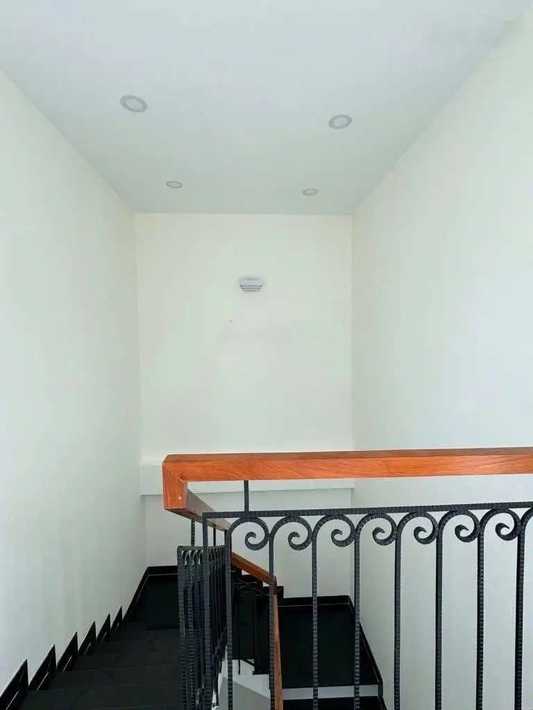 Nhà ngộp bán gấp DT 72,8m2/3tỷ380 Hoà Bình P5 Quận 11. Đang cho thuê 28tr/th gần CV nước Đầm Sen