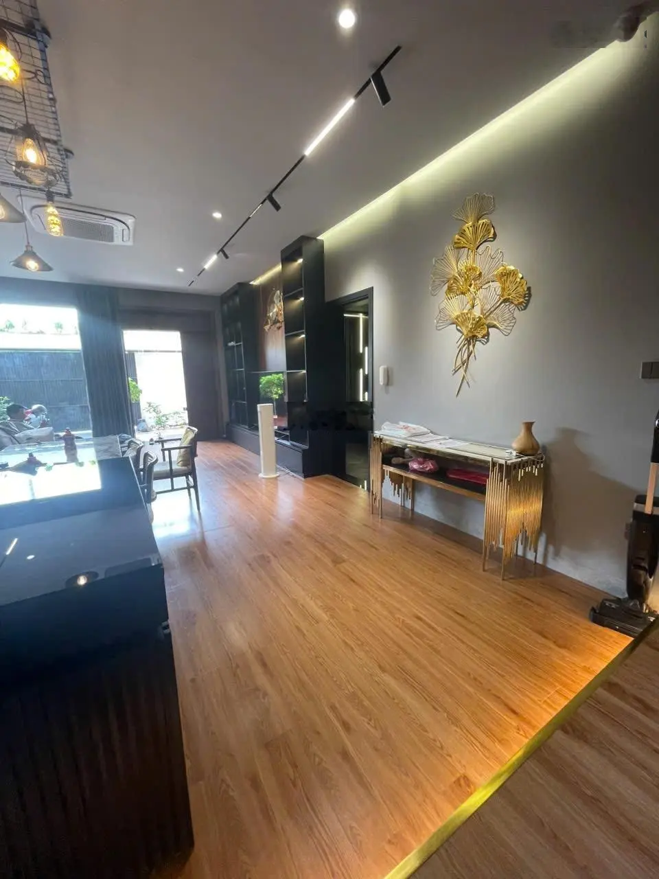 Biệt thự đường 10,5m Nguyễn Đình Hoàn cần bán gấp