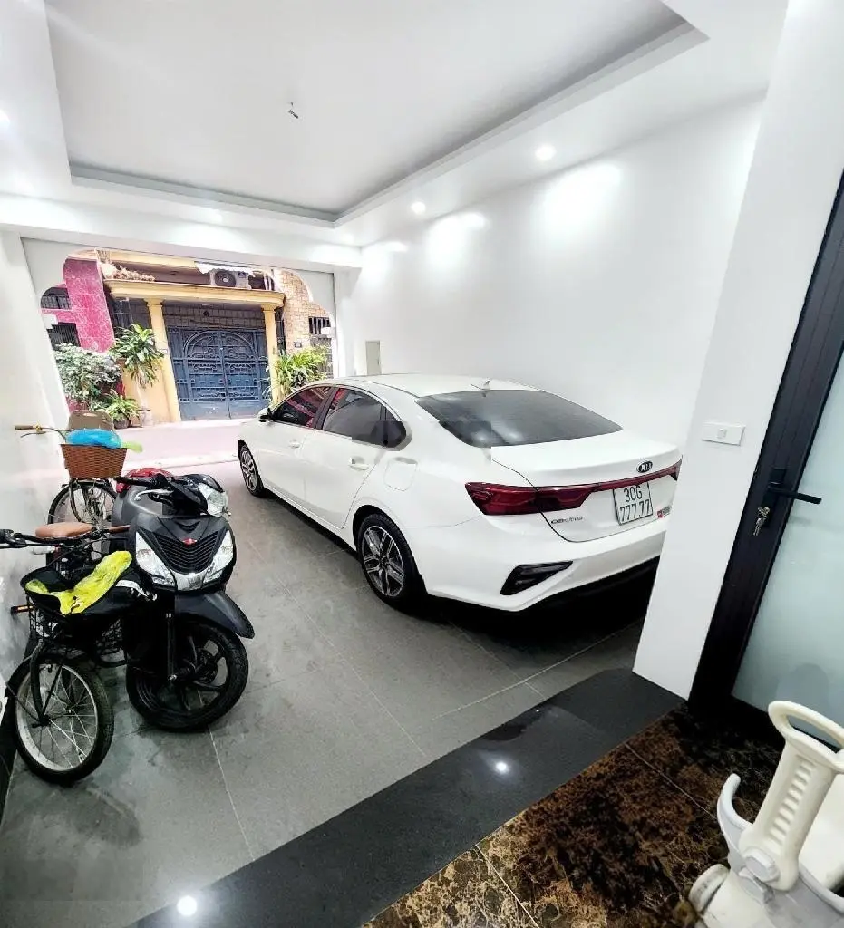Vị trí đẹp phân lô quân đội ô tô đỗ cửa - gara 7 chỗ vào nhà - 5 tầng thang máy- hbt