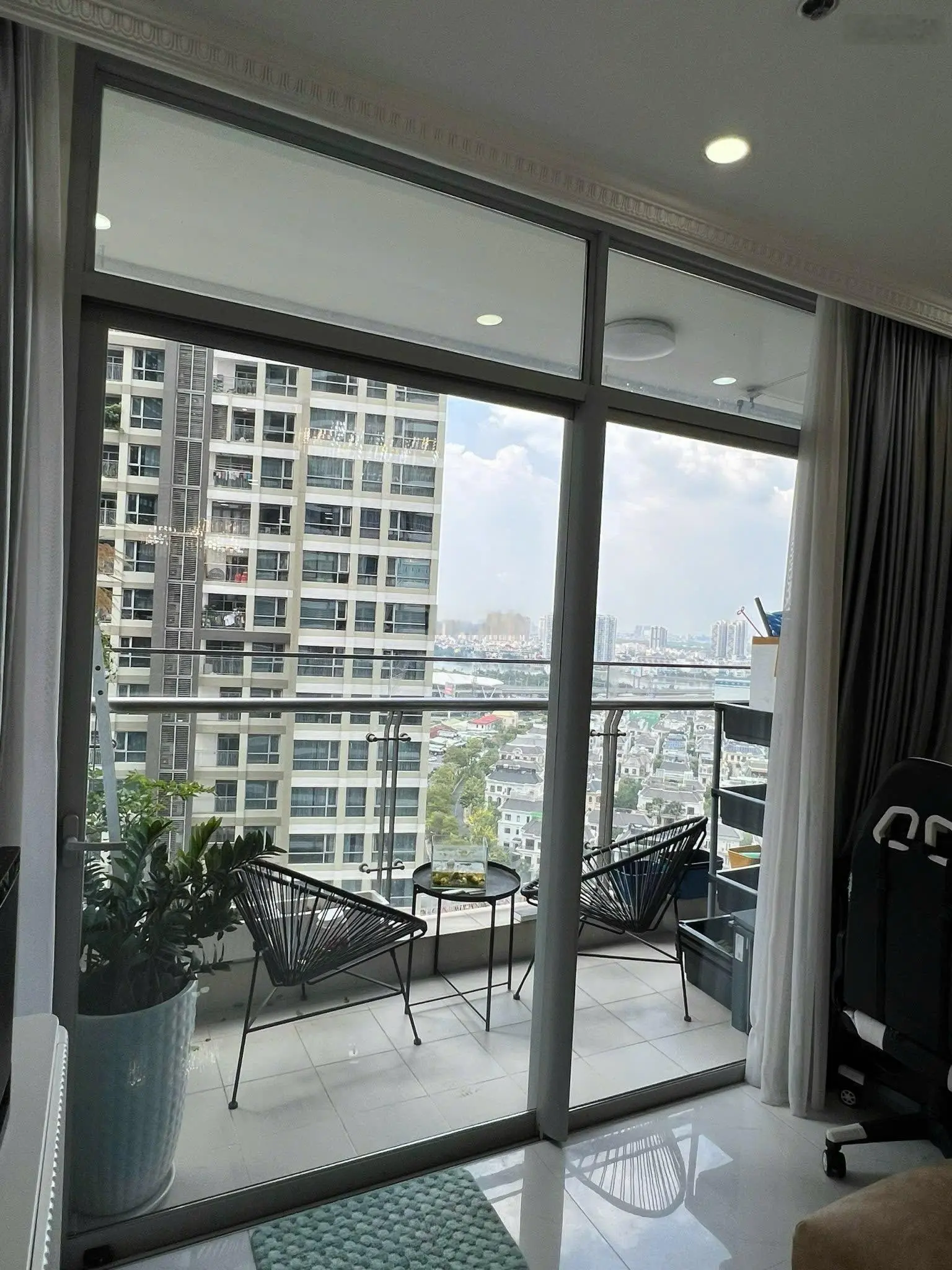 Chủ cần tiền bán căn 2pn diện tích lớn 86.5m2. view sông, biệt thự. giá cực tốt