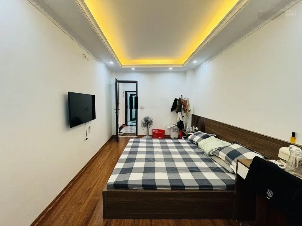 Thúy lĩnh nhà 5 tầng khung cột chắc thoáng trước sau gần ô tô
