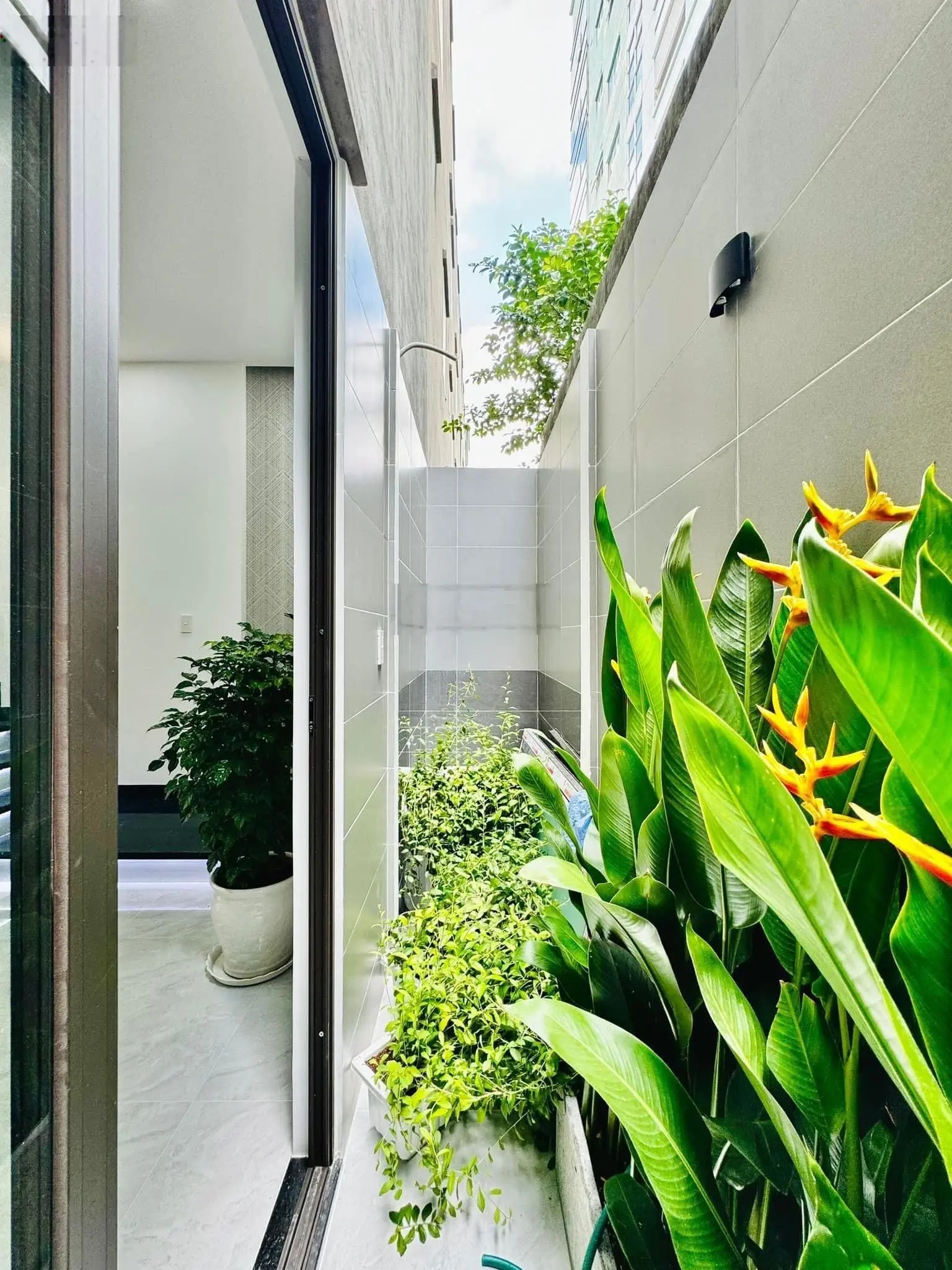 Cần bán nhà CMT8, P12, Q10. DT 62m2, trệt, 4 lầu. Giá 3 tỷ 450. Gần Công trường Dân Chủ.