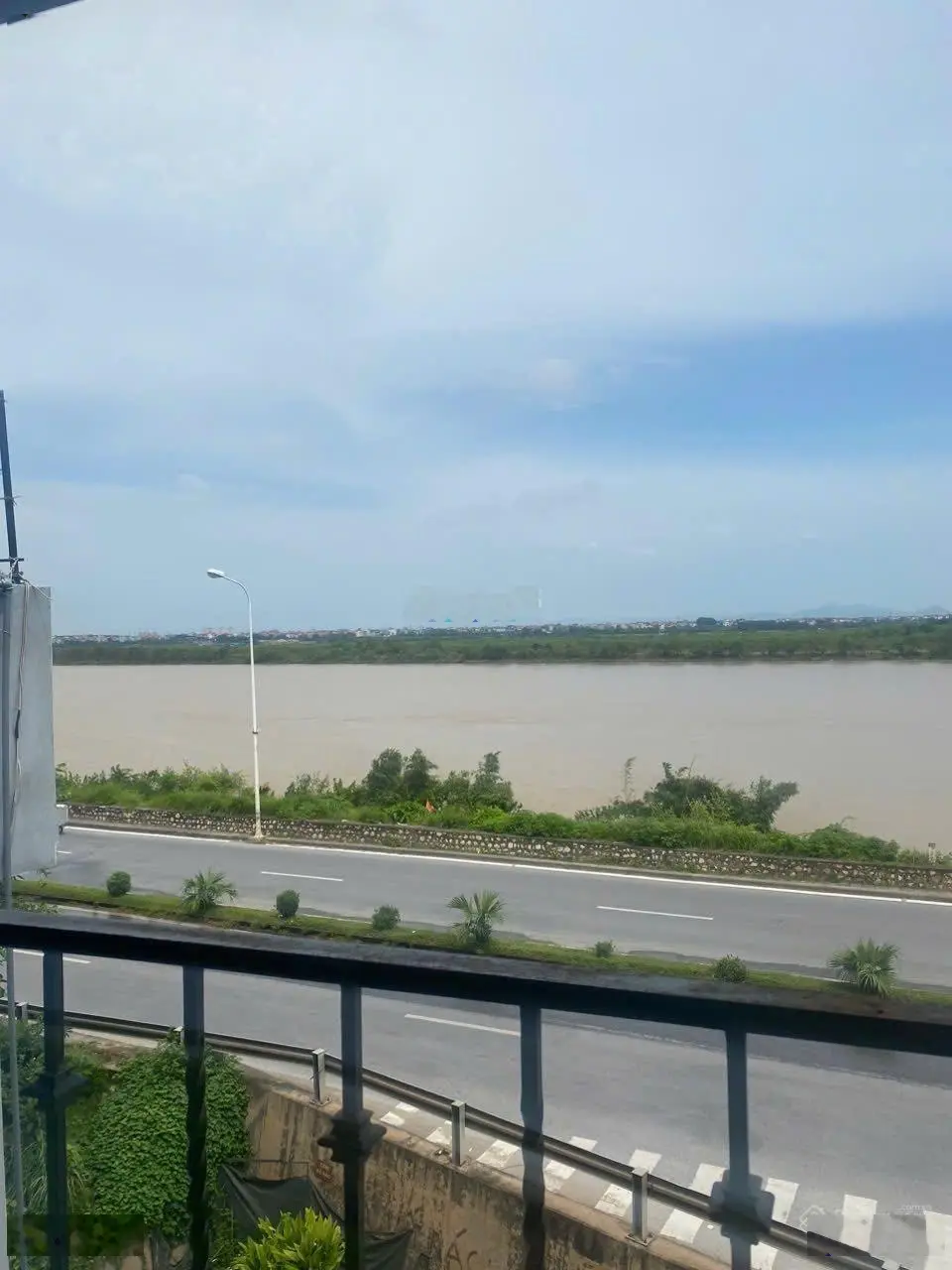 Bán nhà phố mặt đường An Dương Vương - view sông Hồng cực đẹp - DT 180m² - mặt tiền 7.5m