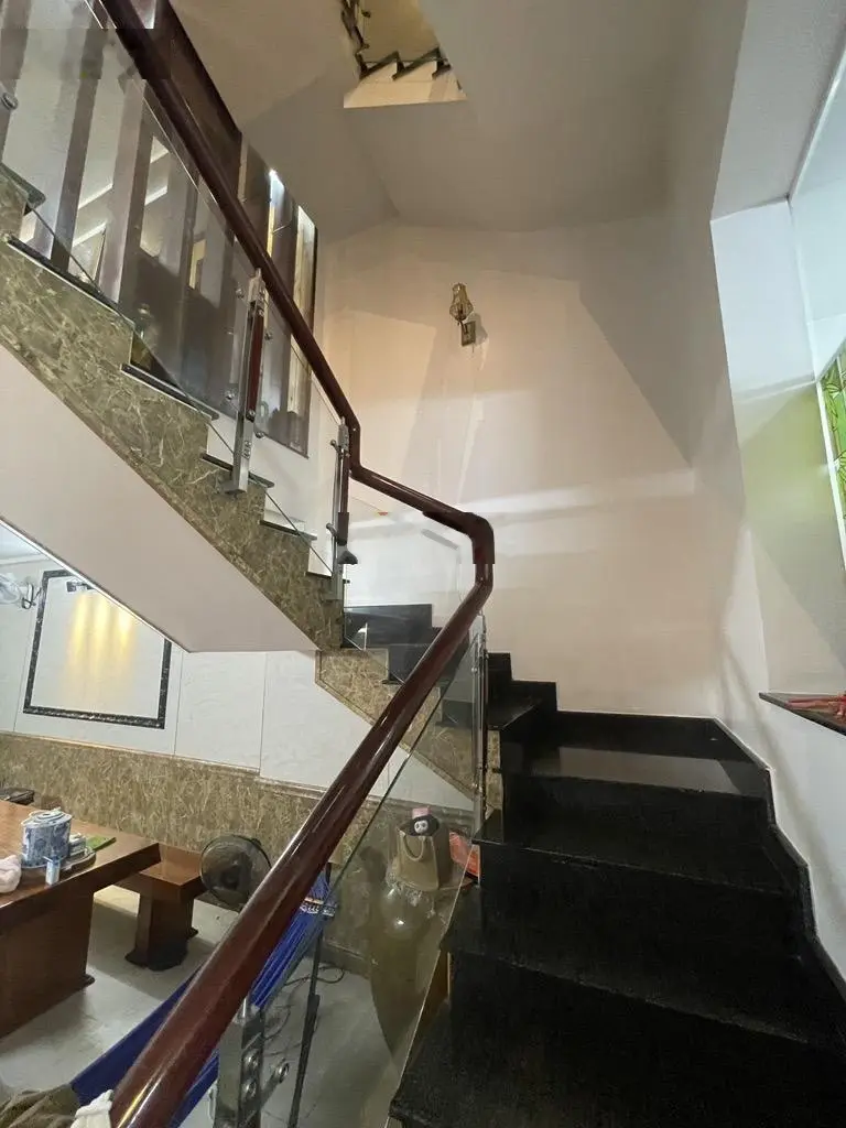 Bán Nhà Ngộp Bank Gần Mặt Tiền Lê Đức Thọ 75m2 , HXH Thông , 4 Lầu BTCT , 6PN, 5WC, Xây Tâm Huyết