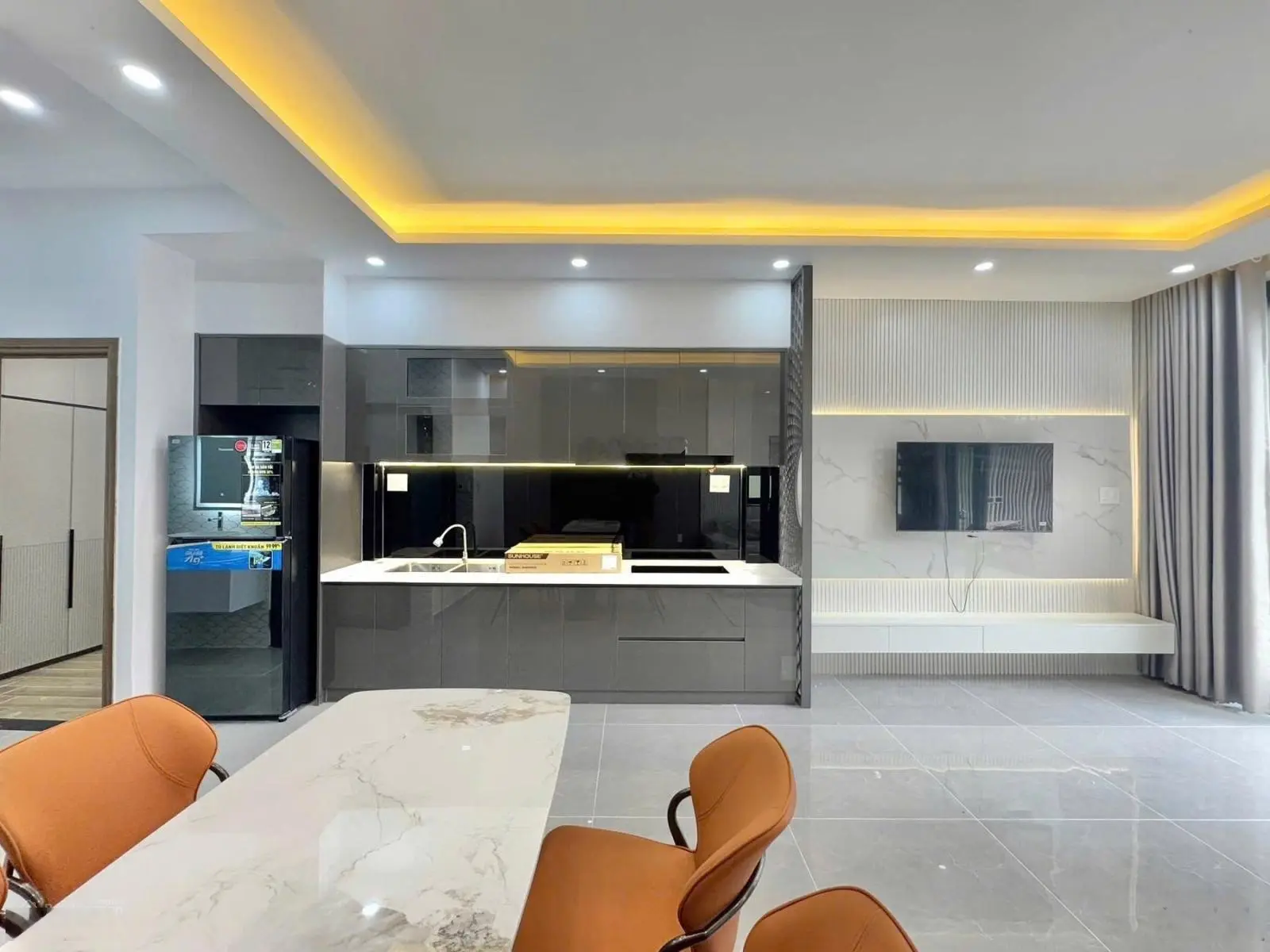 Bán gấp nhà tại Hoàng Hoa Thám, 3,4 tỷ, 72m2, 3PN, 2WC, đầy đủ nội thất, cách Lê Duẩn 3 bước chân