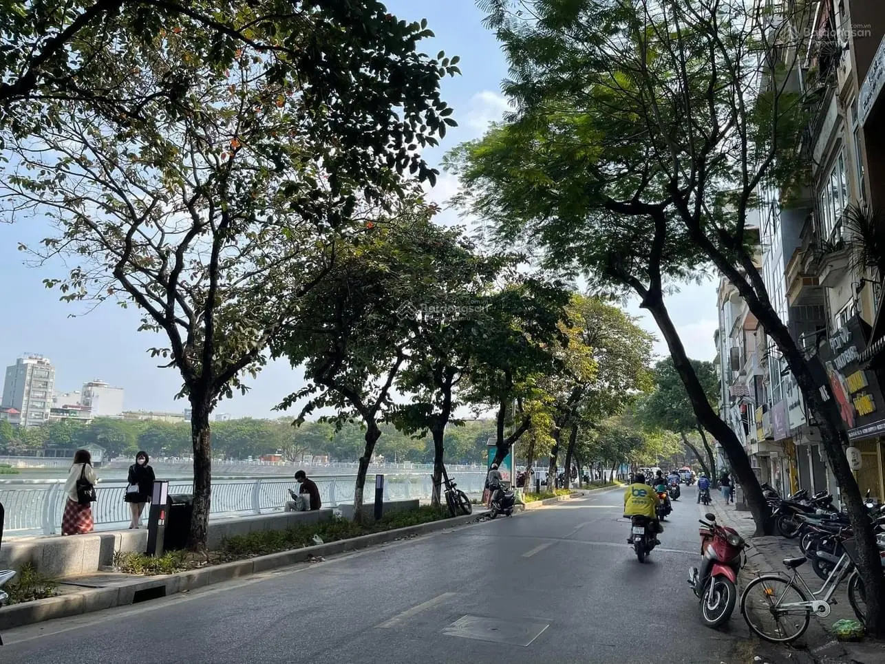 Nhà 5T mặt hồ Văn Chương vỉa hè hai bên kd sầm uất oto tránh nhau dt 52m mt 8m giá 18,9 tỷ