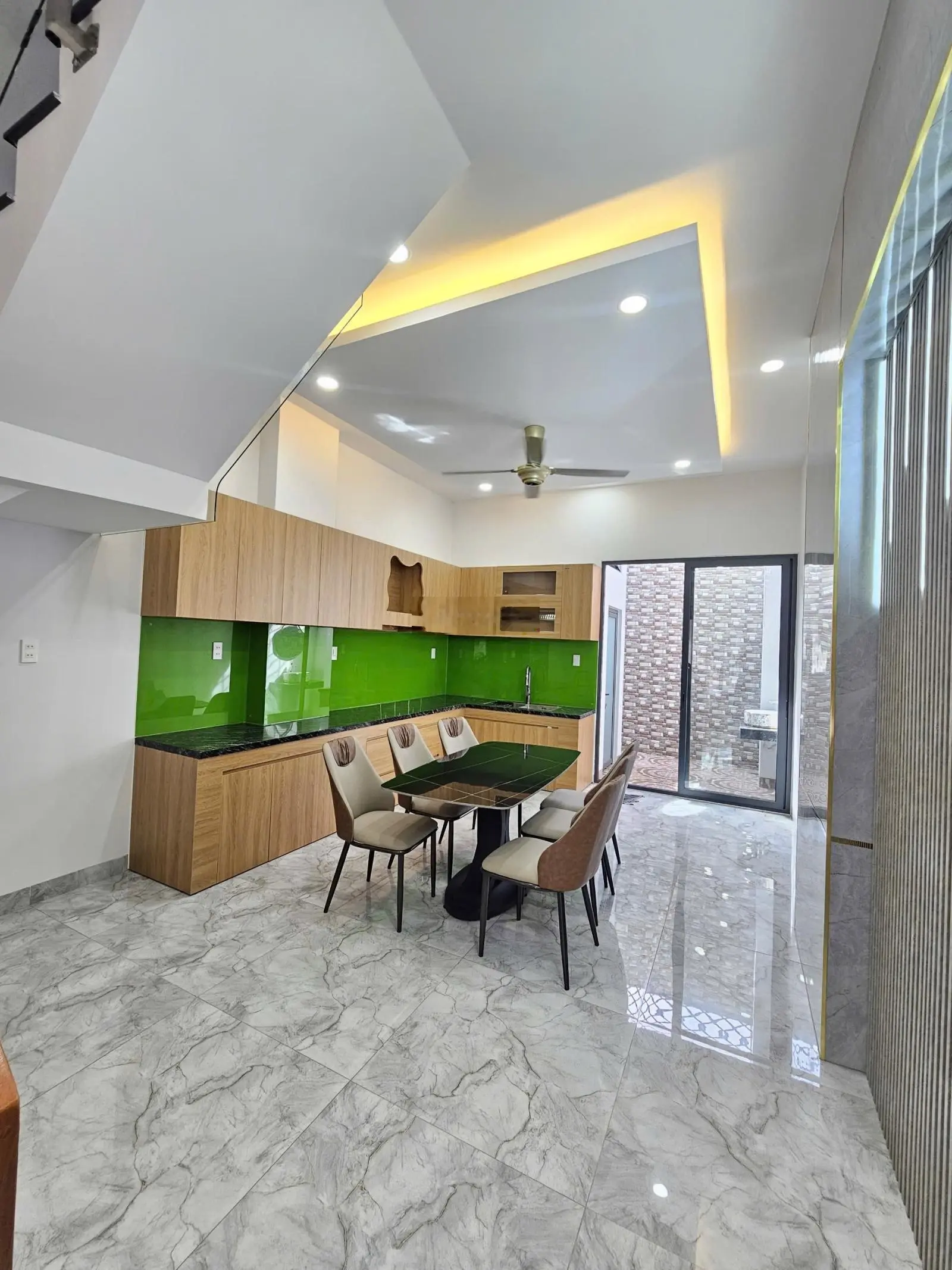 Nhà Phố Rẻ: 3Tỷ950_ Nhà 1 Trệt 2 Lầu Đầy Đủ Nội Thất KDC Gần Ngã Tư Miếu Ông Cù, TP.Thuận An