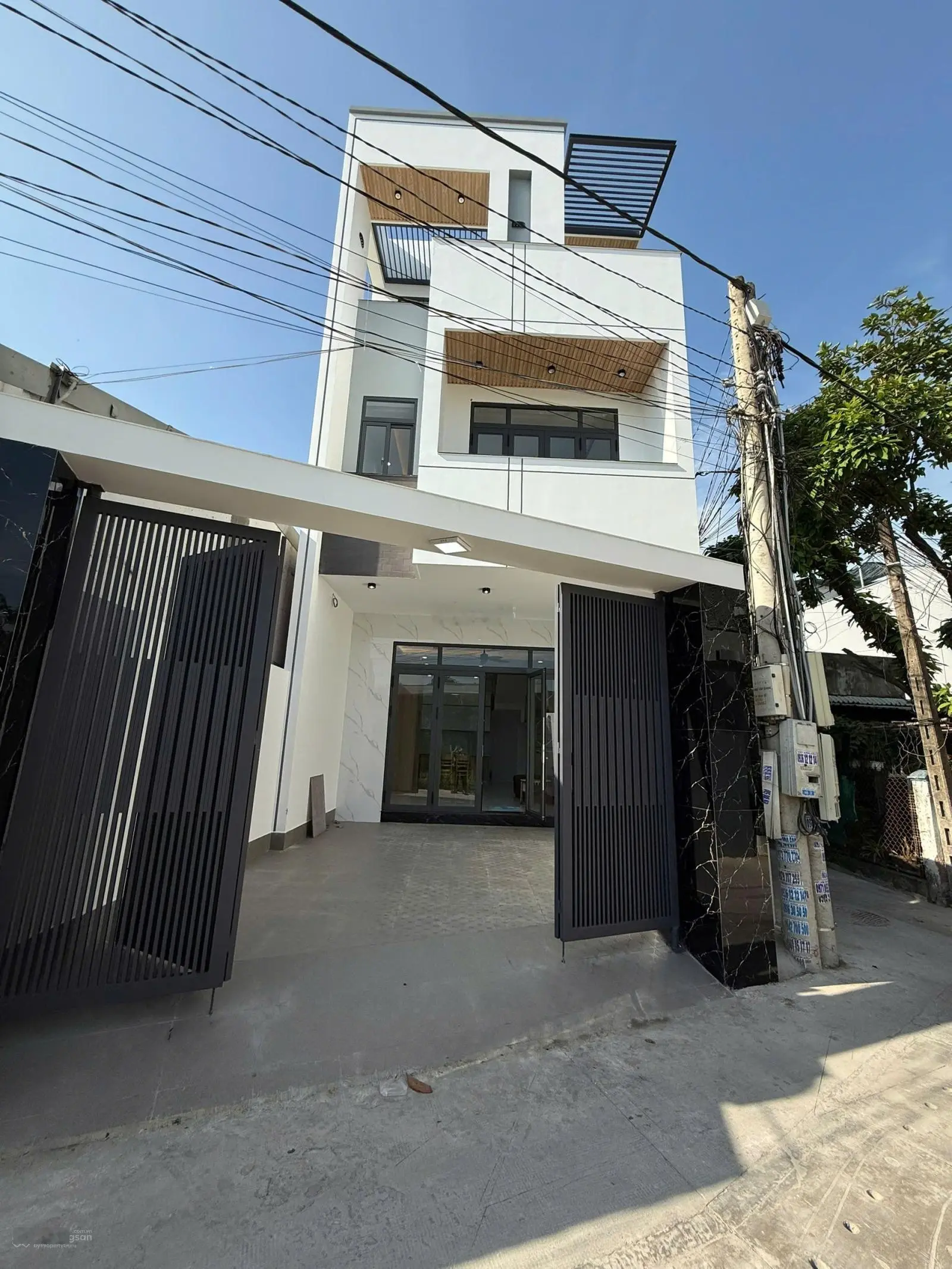 Bán nhà phường Phú Lợi gần vòng xoay Hiệp Thành 3, nhà 1 trệt 2 lầu, 3PN 4WC, sân oto