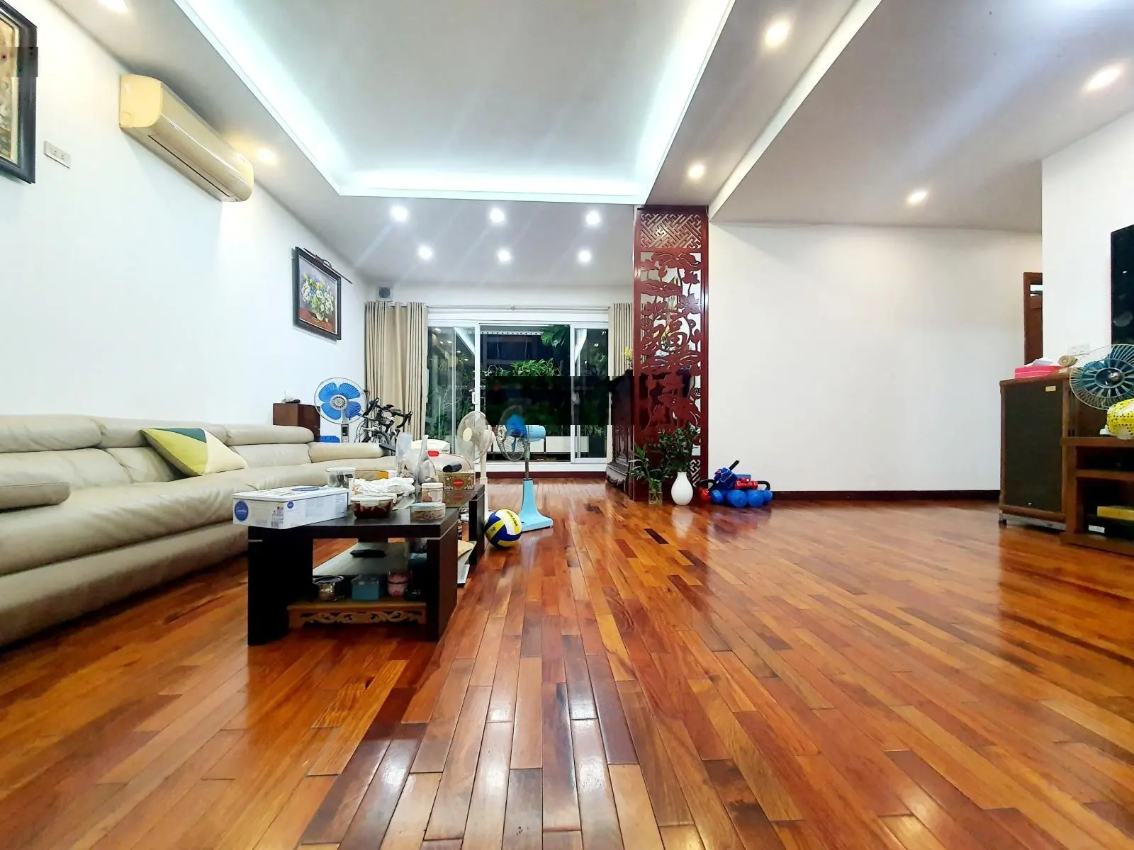 Cực hiếm! Bán căn hộ chung cư đường Cầu Giấy, căn góc 3 ngủ DT 131m2, tầng đẹp, giá chỉ 8.2 tỷ