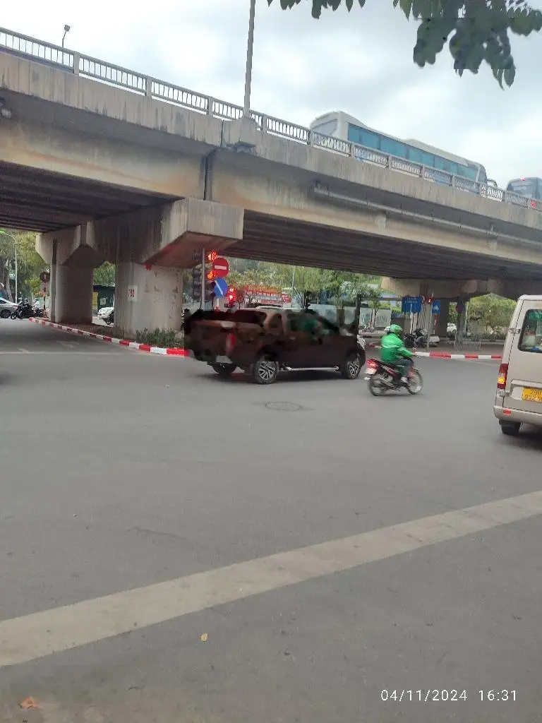 Bán nhà mặt đường vành đai lô góc ngã tư bán đảo Linh Đàm, vị trí đẹp nhà đang cho siêu thị thuê