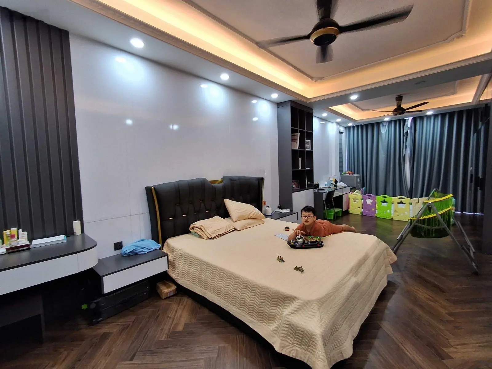 Bán nhà MP Cổ Linh, Long Biên. Vỉa hè, kinh doanh, Thang máy, Dòng tiền. DT55m2, MT4m, 17 tỷ.