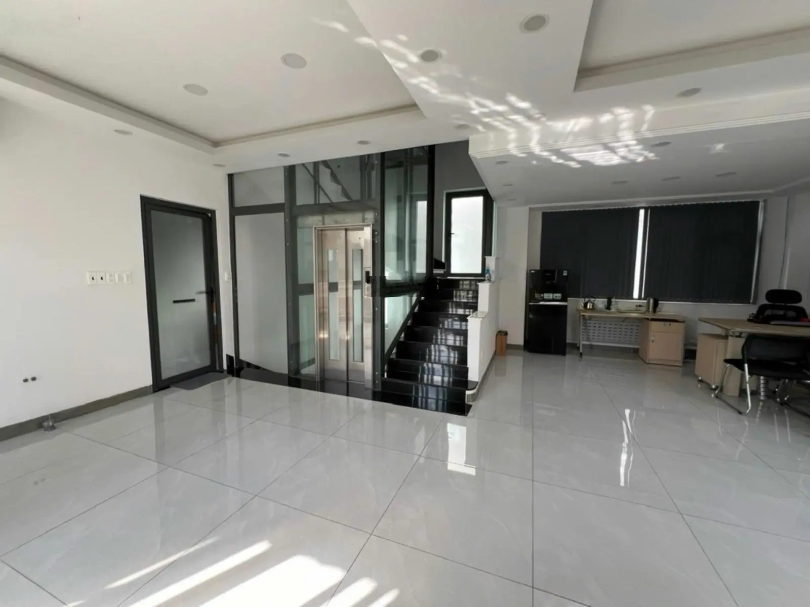 Bán biệt thự KD cho thuê 250m2 4 tầng Tân Phong - Phú Mỹ Hưng - sau Vivo City Quận 7 giảm giá 30xty